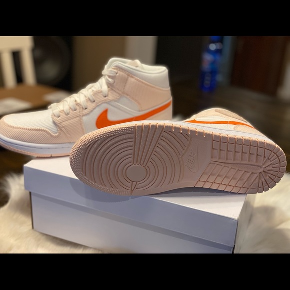 Authentic Women’s Air Jordan 1 Mid SE SZ 10 - Picture 8 of 16